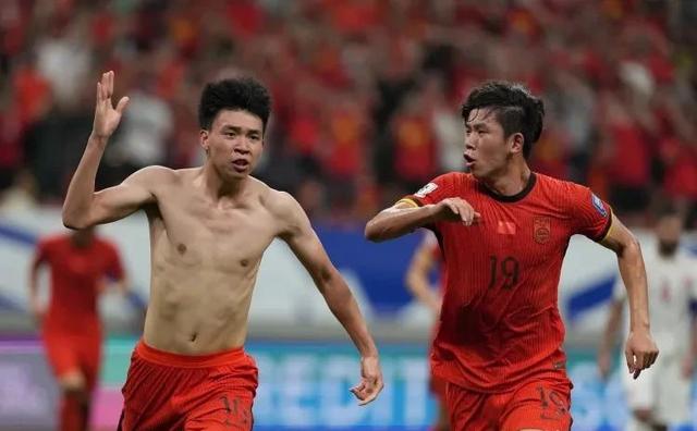 九游娱乐官网入口-国足东亚杯首战出炉！重回双后腰战术，首发11人浮现的简单介绍