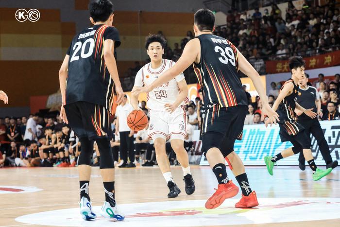 大学退役！管子煜30+7率北大夺冠将加盟广州打CBA曾获星锐赛MVP的简单介绍